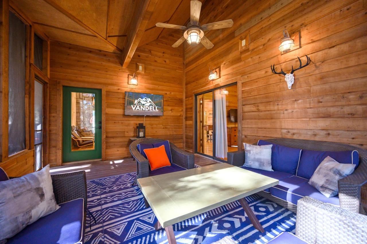 The Eastwood Spacious Retreat With 4 King En-Suites - Hot Tub - Pet-Friendly - Cozy Fire Pit - Prime Location - Multi-Family Broken Bow Zewnętrze zdjęcie